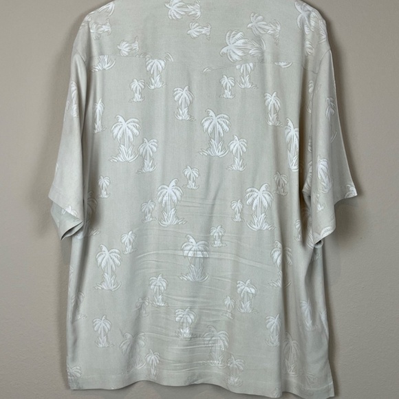 Tommy Bahama 100% silk casual dress shirt - Picture 3 of 3